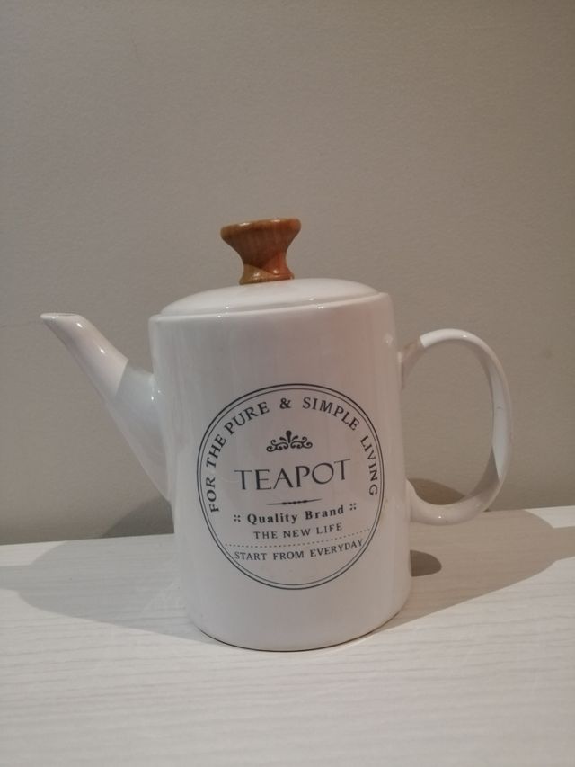 Juego de cafetera, lechera, azucarero y bote.