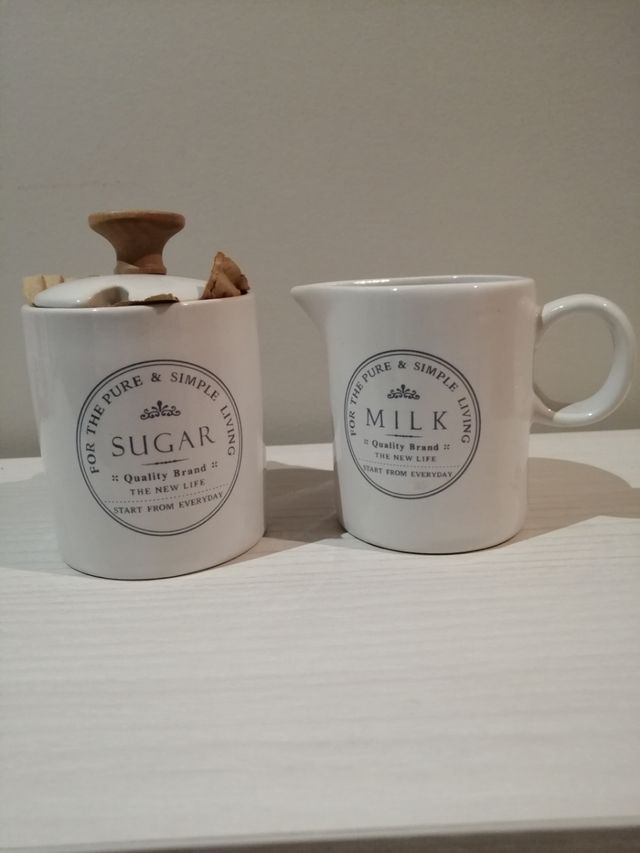 Juego de cafetera, lechera, azucarero y bote.