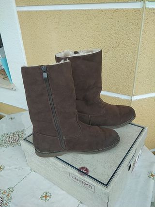 Botas de niña piel de ante y pelito por dentro. de segunda mano por 14 EUR  en Aldea Moret en WALLAPOP