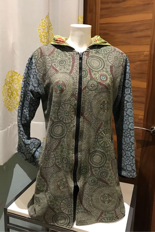 Abrigo con capucha larga y cremallera