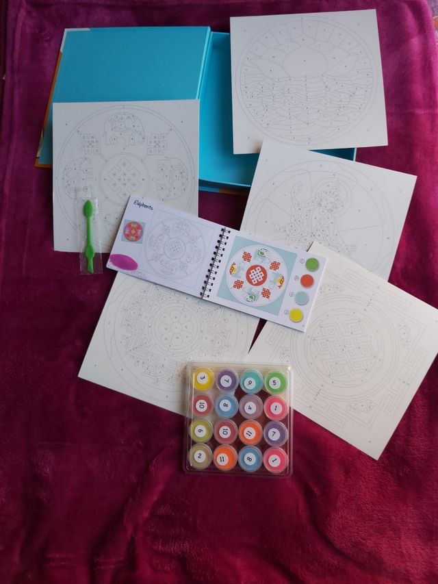 Mandalas con arenas de colores de eurekakids