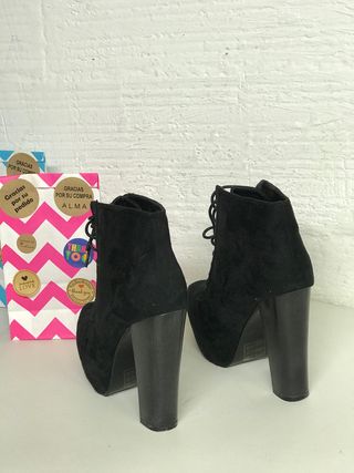 BOTIN NEGRO PLATAFORMA T.38 MARYPAZ de segunda mano por 23 EUR en Terrassa  en WALLAPOP