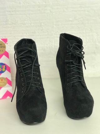 BOTIN NEGRO PLATAFORMA T.38 MARYPAZ de segunda mano por 23 EUR en Terrassa  en WALLAPOP