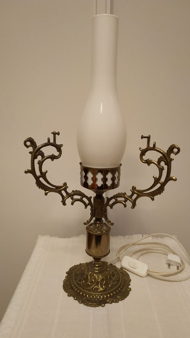 Lámpara quinqué de sobremesa con tulipas opalina.