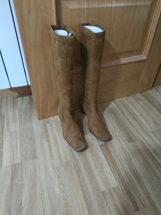Botas altas de ante color camel talla 36 de segunda mano por 10 EUR en  Madrid en WALLAPOP