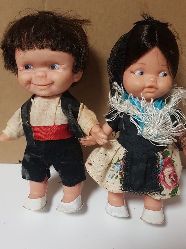 GRACIOSA PAREJA DE MUÑECOS REGIONALES ANTIGUOS