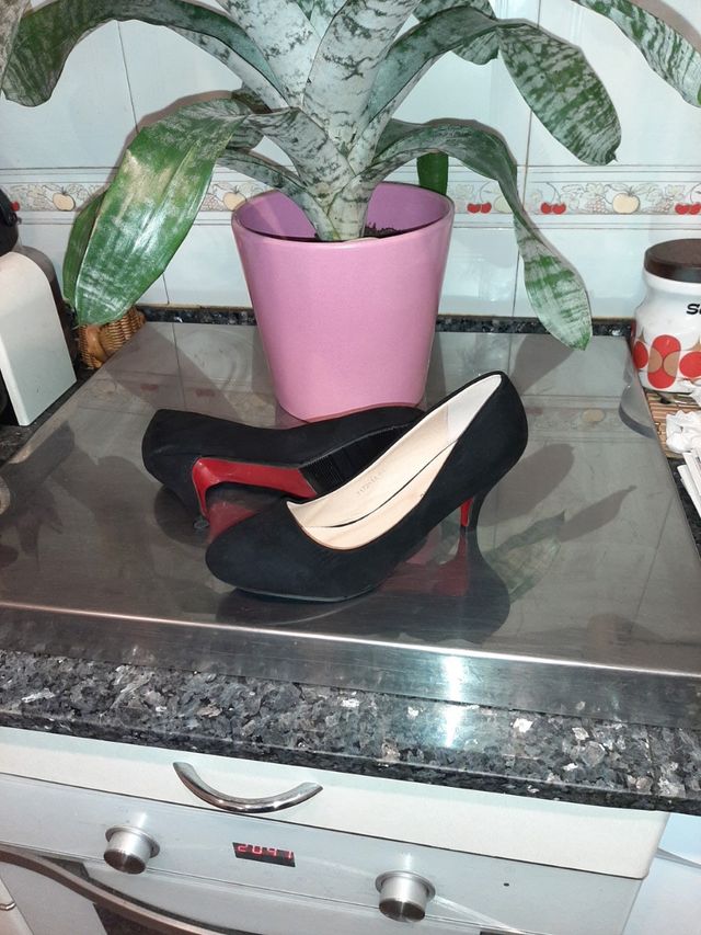 Zapatos negros.Colourcherie.Nuevos.