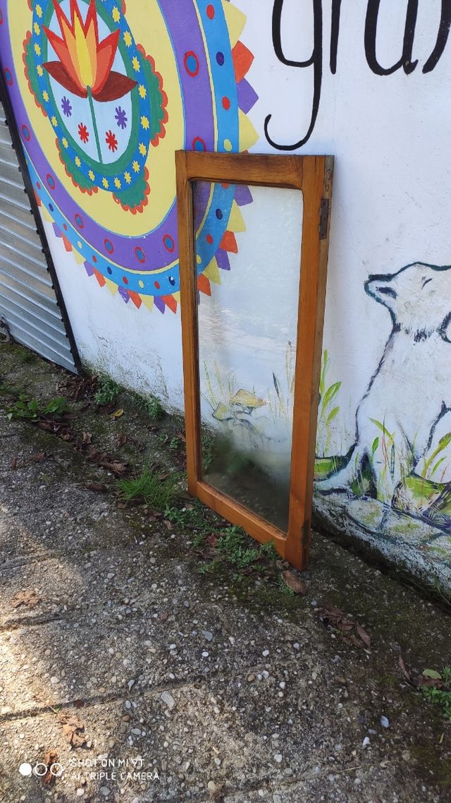 Ventanas de madera de castaño sin marco.
