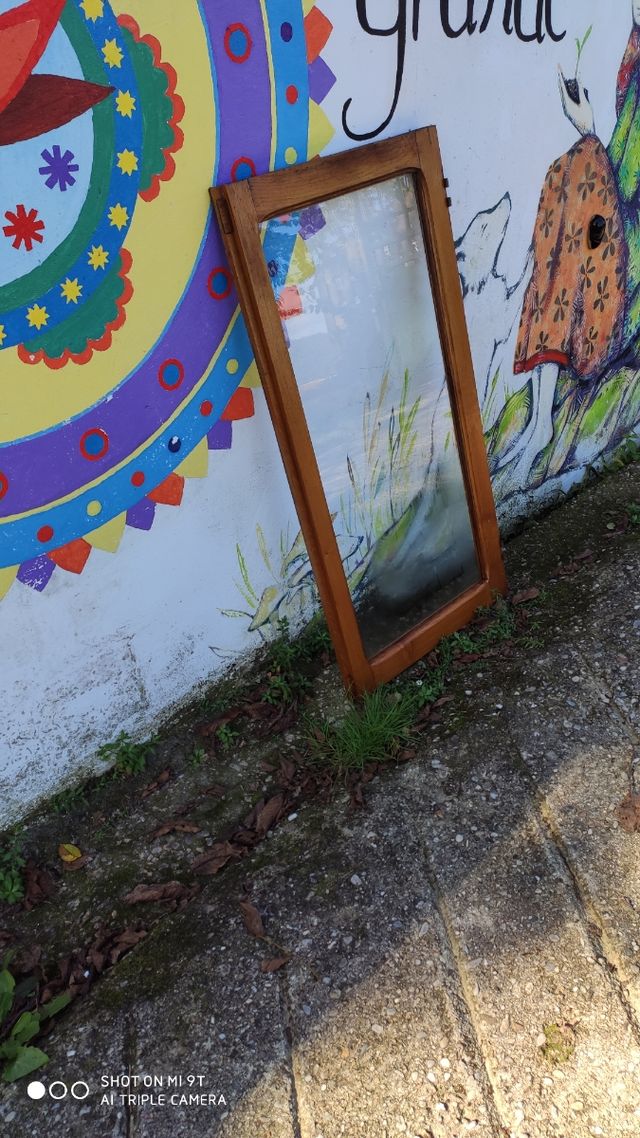 Ventanas de madera de castaño sin marco.