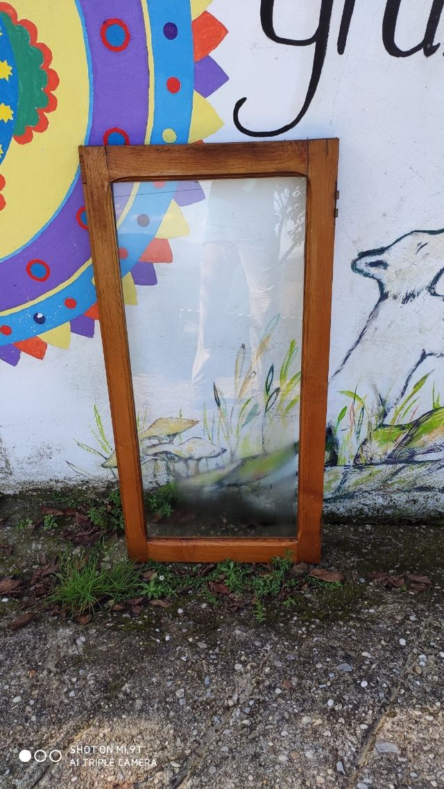 Ventanas de madera de castaño sin marco.