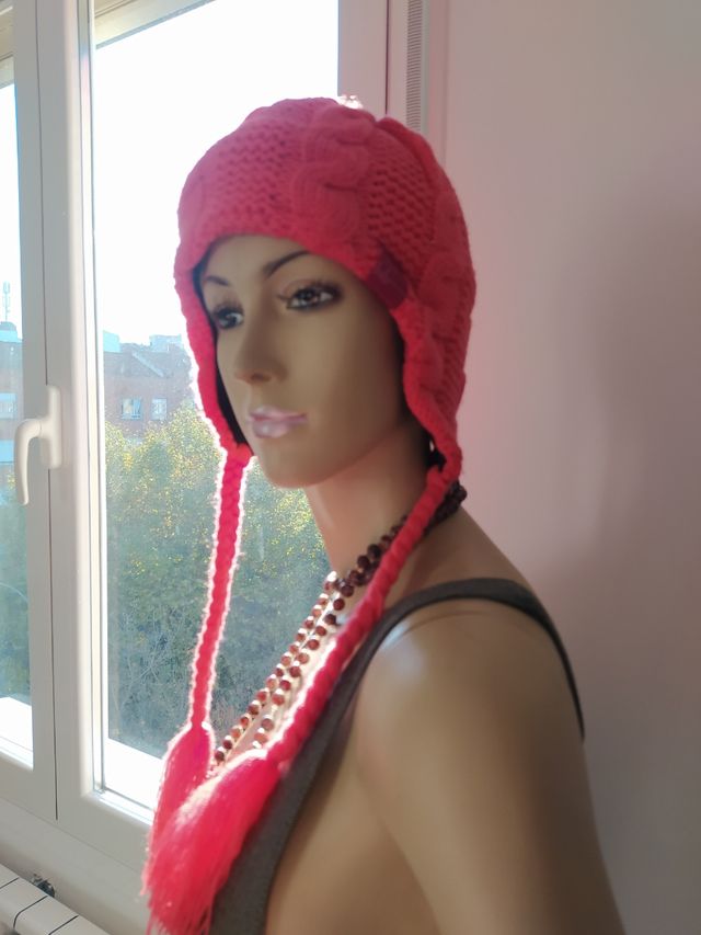 Gorro lana coral con trenzas. Bula. NUEVO