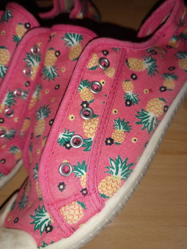 Zapatillas color salmon con piñas