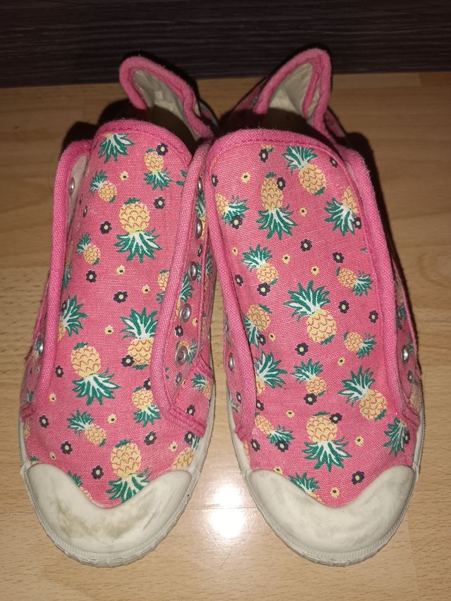 Zapatillas color salmon con piñas