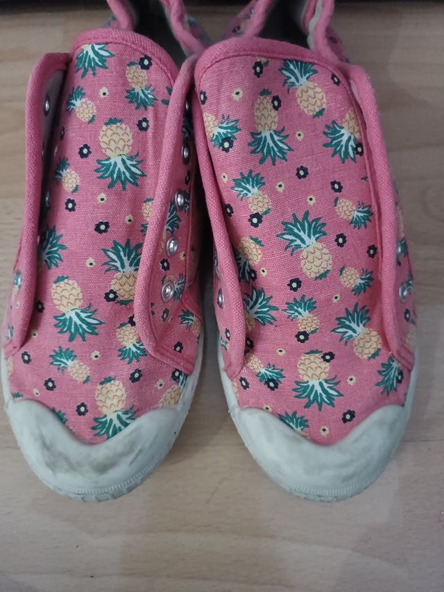 Zapatillas color salmon con piñas