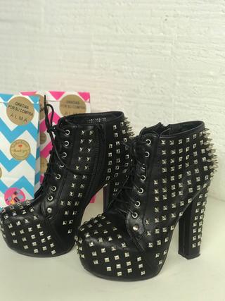 BOTIN PIEL NEGRO Y TACHUELAS EN T. 38