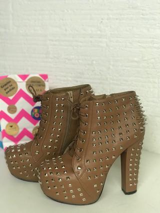 BOTIN PIEL CAMEL TACHUELAS T.38