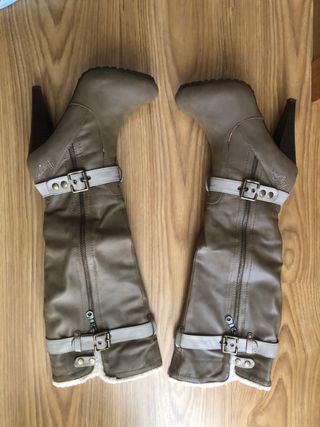 Botas altas borrego de segunda mano por 6 EUR en Madrid en WALLAPOP