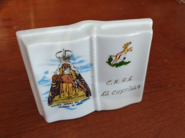 PORCELANA LIBRO PATRONA LEON