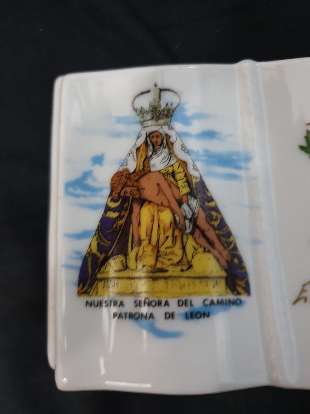 PORCELANA LIBRO PATRONA LEON