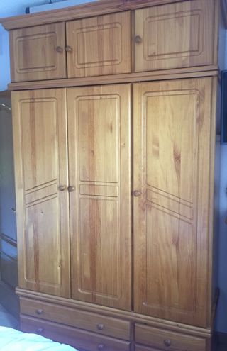 Armario de pino macizo estilo provenzal de segunda mano por 200 EUR en