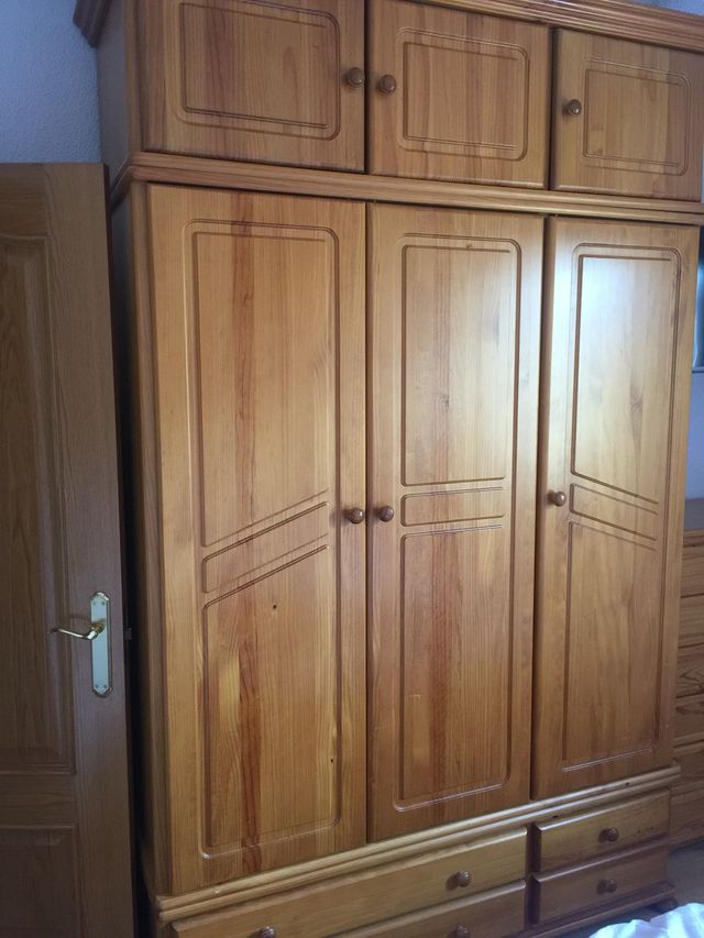 Armario de pino macizo estilo provenzal de segunda mano por 200 EUR en