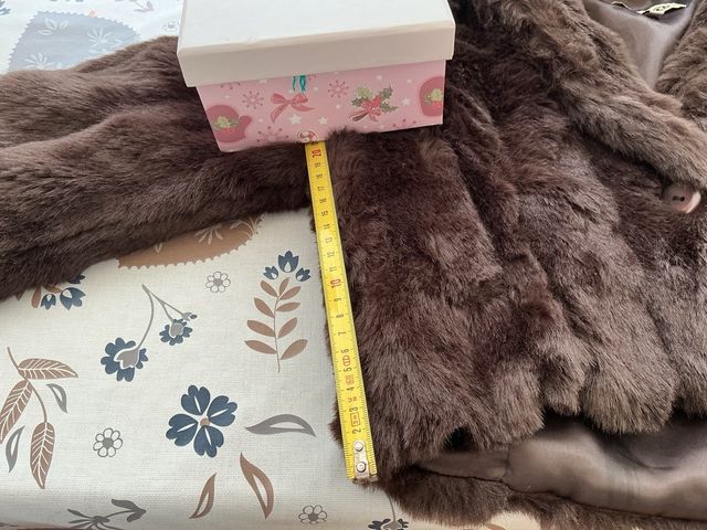 chaqueta, torera de color marrón oscuro.