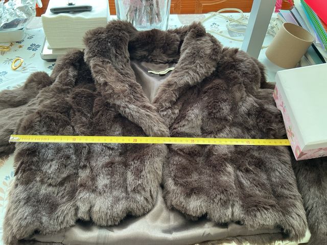 chaqueta, torera de color marrón oscuro.