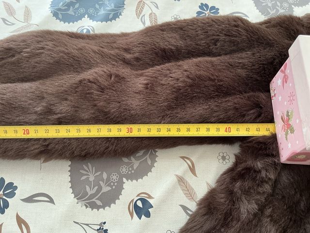 chaqueta, torera de color marrón oscuro.