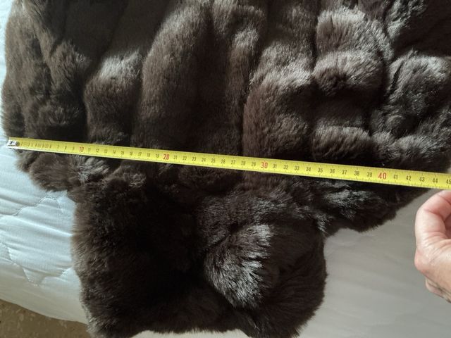 chaqueta, torera de color marrón oscuro.