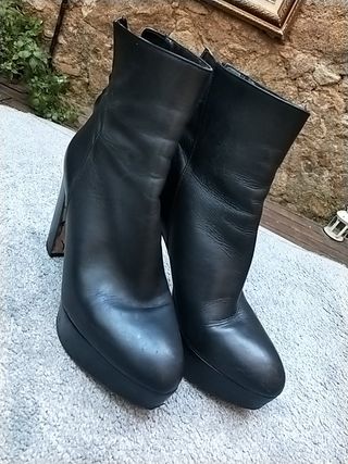 Botín plataforma negro piel Zara 39 piel 100% de segunda mano por 55 EUR en  Barcelona en WALLAPOP