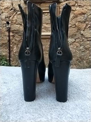 Botín plataforma negro piel Zara 39 piel 100% de segunda mano por 55 EUR en  Barcelona en WALLAPOP
