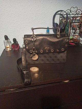 Bolso Guess 1981 de segunda mano por 40 EUR en Sestao en WALLAPOP