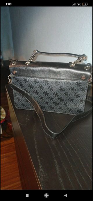 Bolso Guess 1981 de segunda mano por 40 EUR en Sestao en WALLAPOP