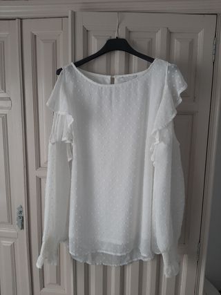 Blusa blanca volantes de segunda mano en Málaga en WALLAPOP Blusa blanca volantes de segunda mano en WALLAPOP