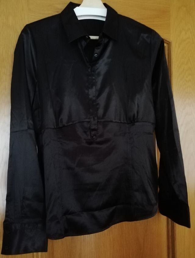 Blusa tipo satén/raso