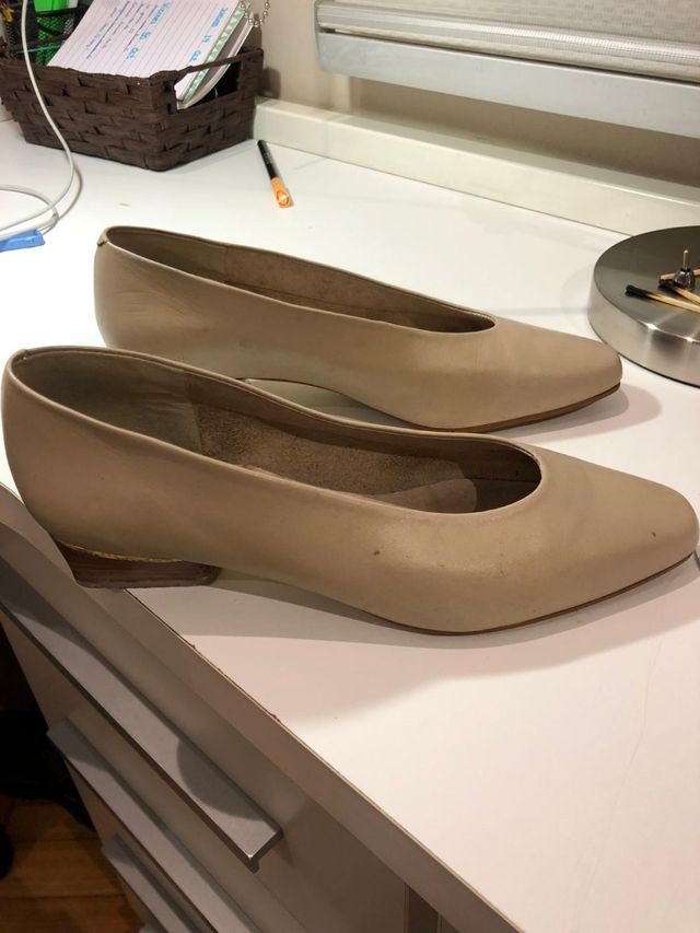 zapatos beige  corte salón
