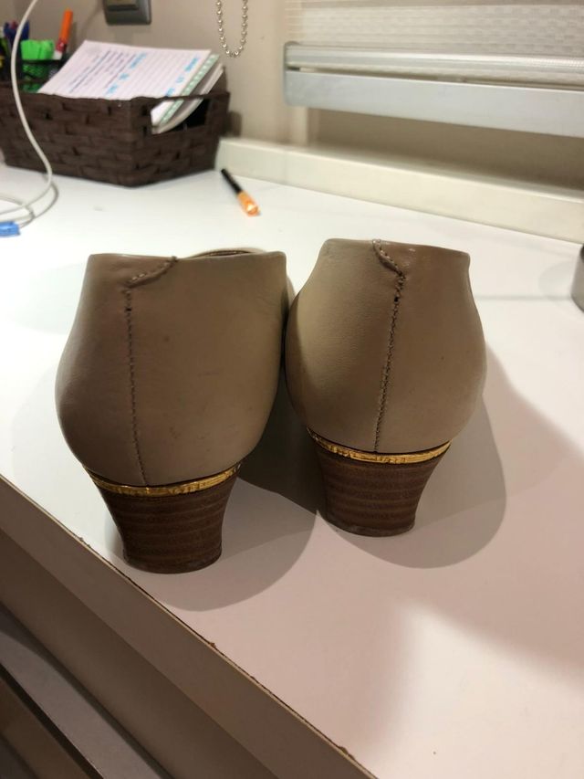 zapatos beige  corte salón