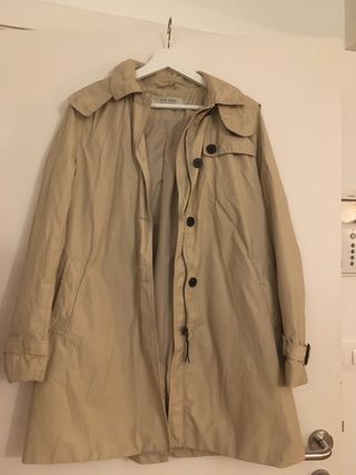 Gabardina Zara de segunda mano por 10 € en Santiago de Camisa parches Zara de segunda mano por 12 € en Santiago de