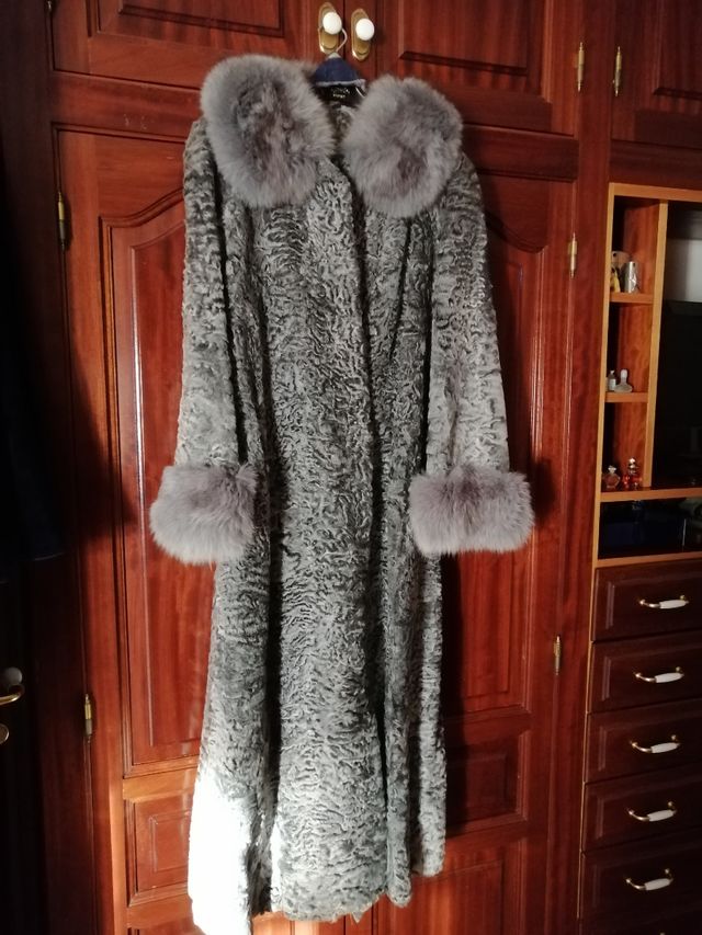 Abrigo de astracán con puños y cuello de zorro