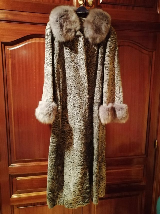 Abrigo de astracán con puños y cuello de zorro