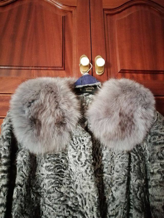 Abrigo de astracán con puños y cuello de zorro