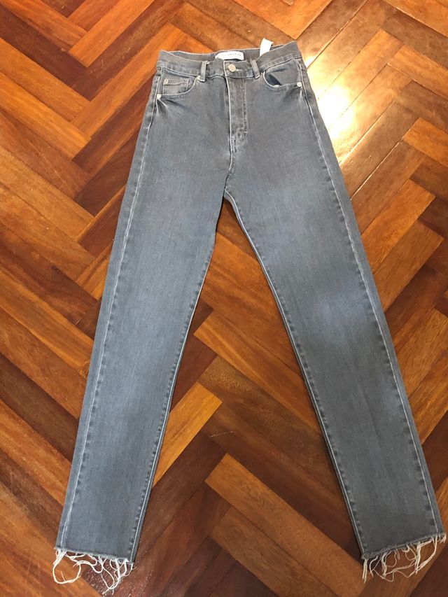 pantalón vaquero gris