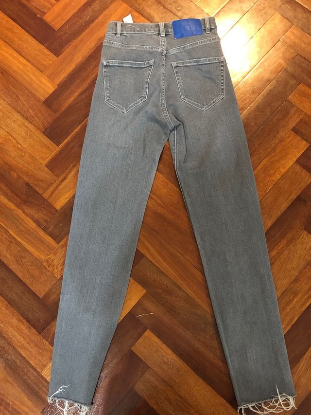 pantalón vaquero gris