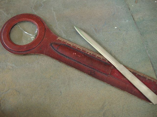 LUPA Y ABRECARTAS EN CUERO ANTIGUO