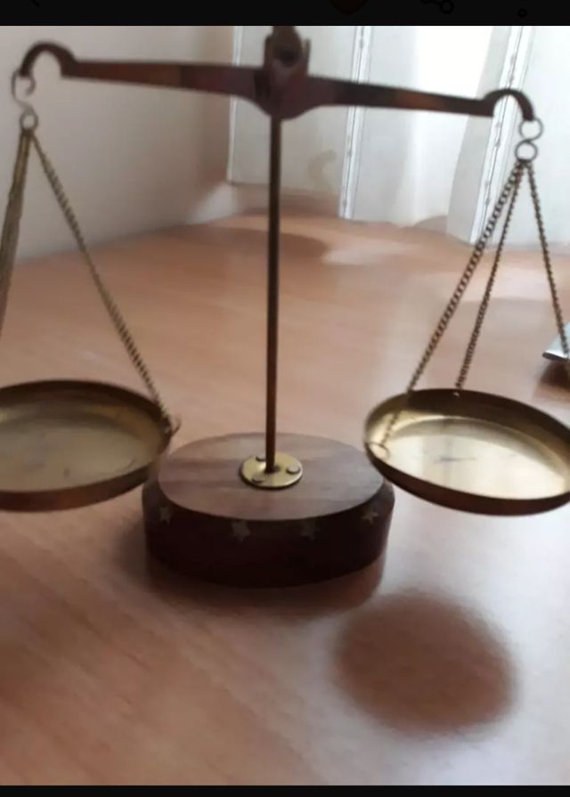 Balanza madera antigua 
