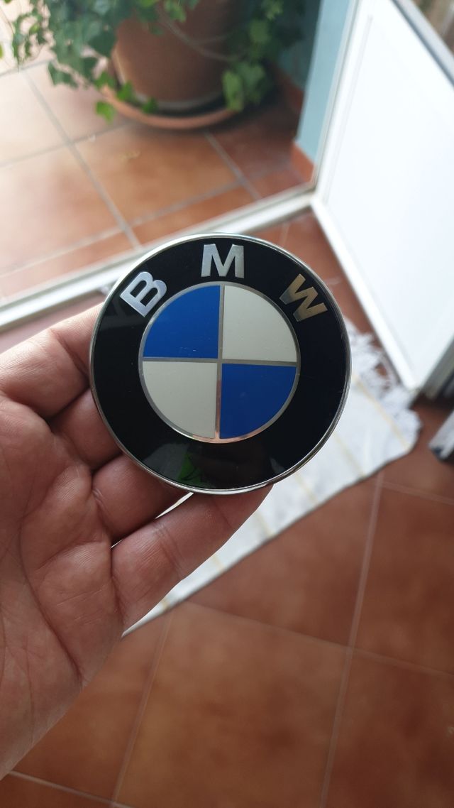 Emblema BMW de portón y tapas de llantas