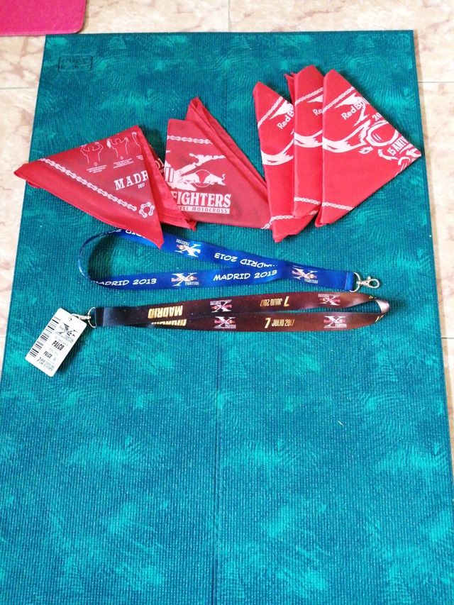 colgantes y pañuelos Red bull