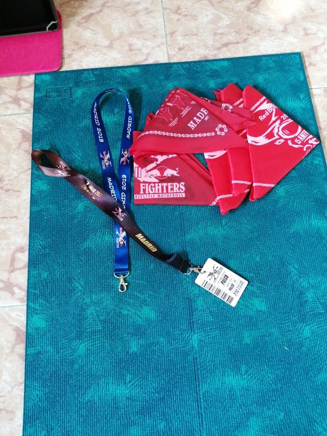 colgantes y pañuelos Red bull