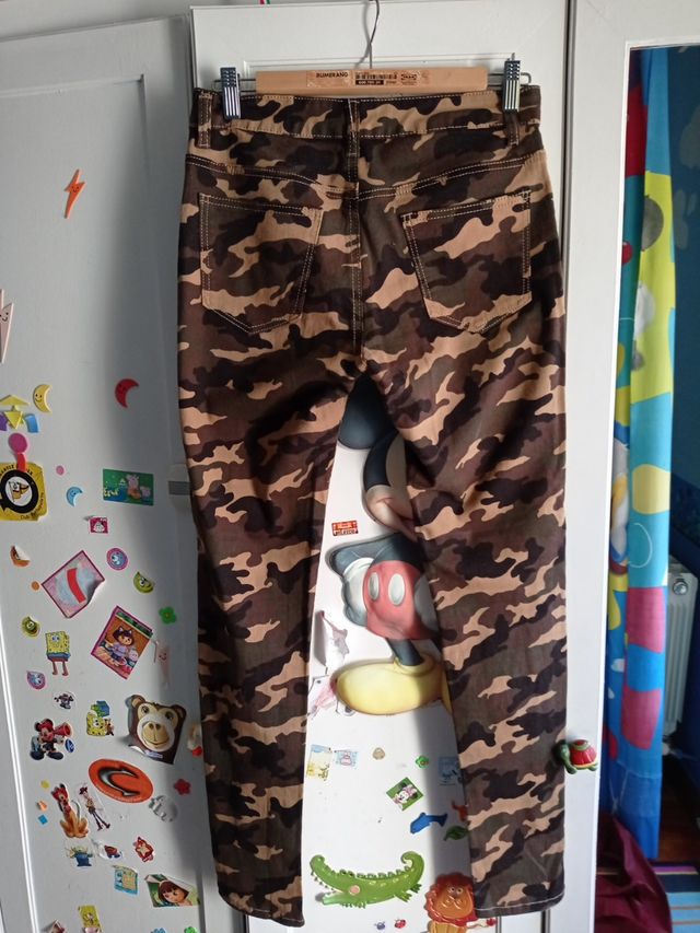 Pantalón camuflaje.
