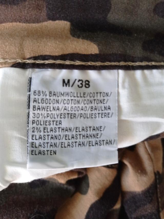 Pantalón camuflaje.